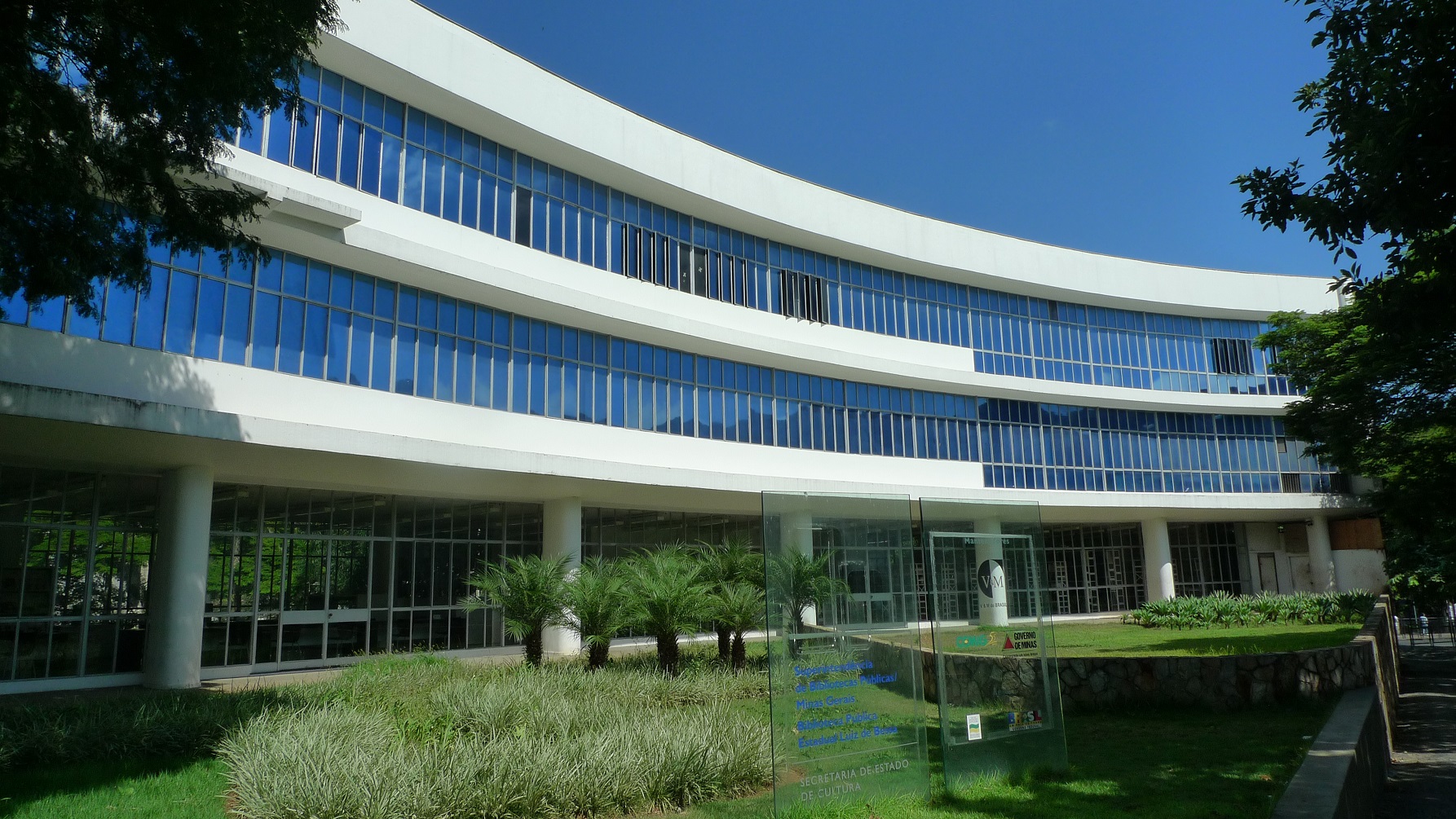 Entrada principal da Biblioteca Pública Estadual de Minas Gerais